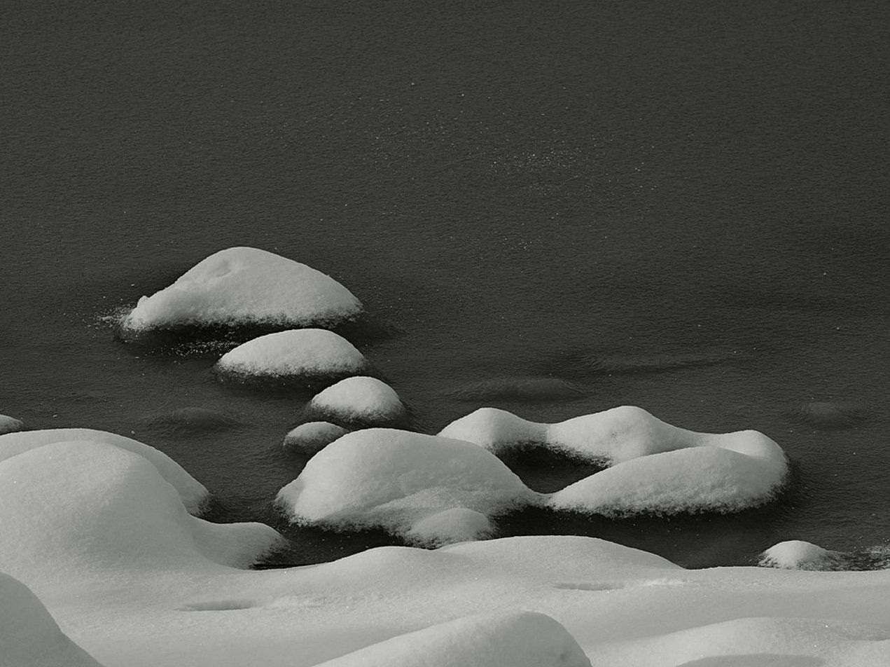 Una grieta en el hielo reflejando luz de mañana